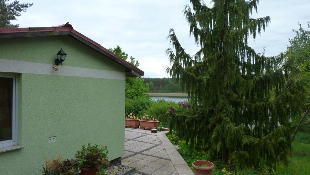 Bungalow Am Kuestrinsee Bei Люхен Екстериор снимка